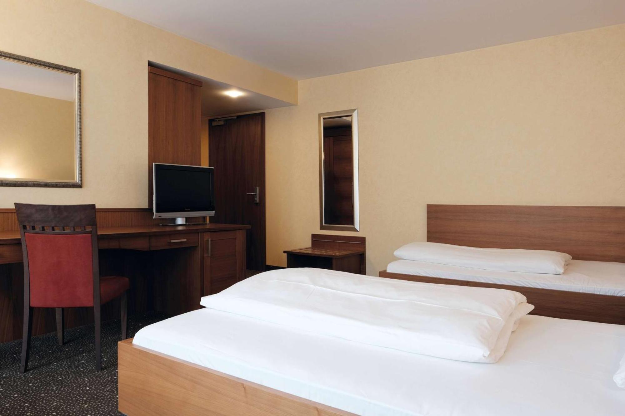 Hotel Ramada By Wyndham Duesseldorf Ratingen Exterior foto